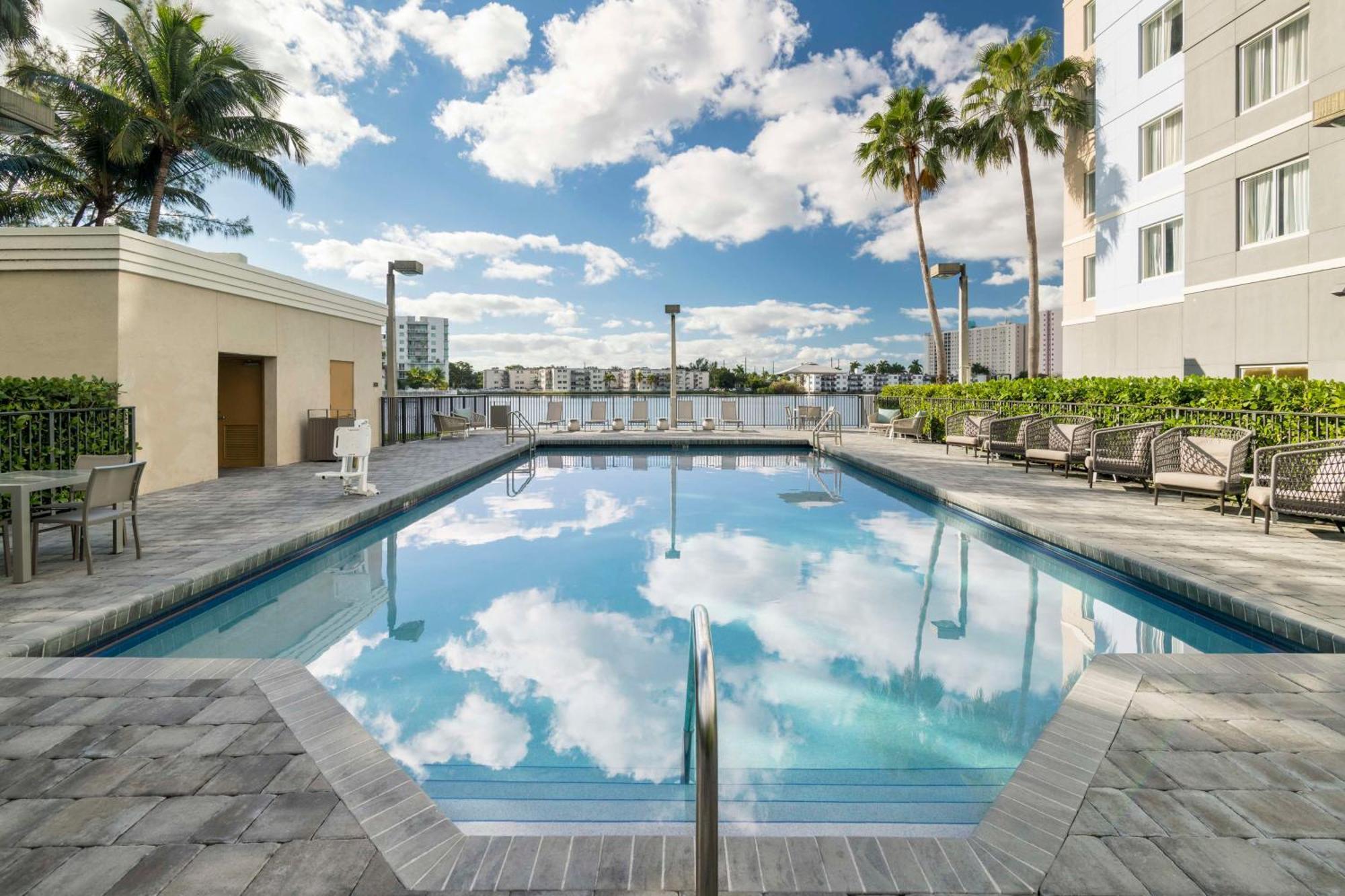 Homewood Suites Miami Airport/Blue Lagoon Exterior photo